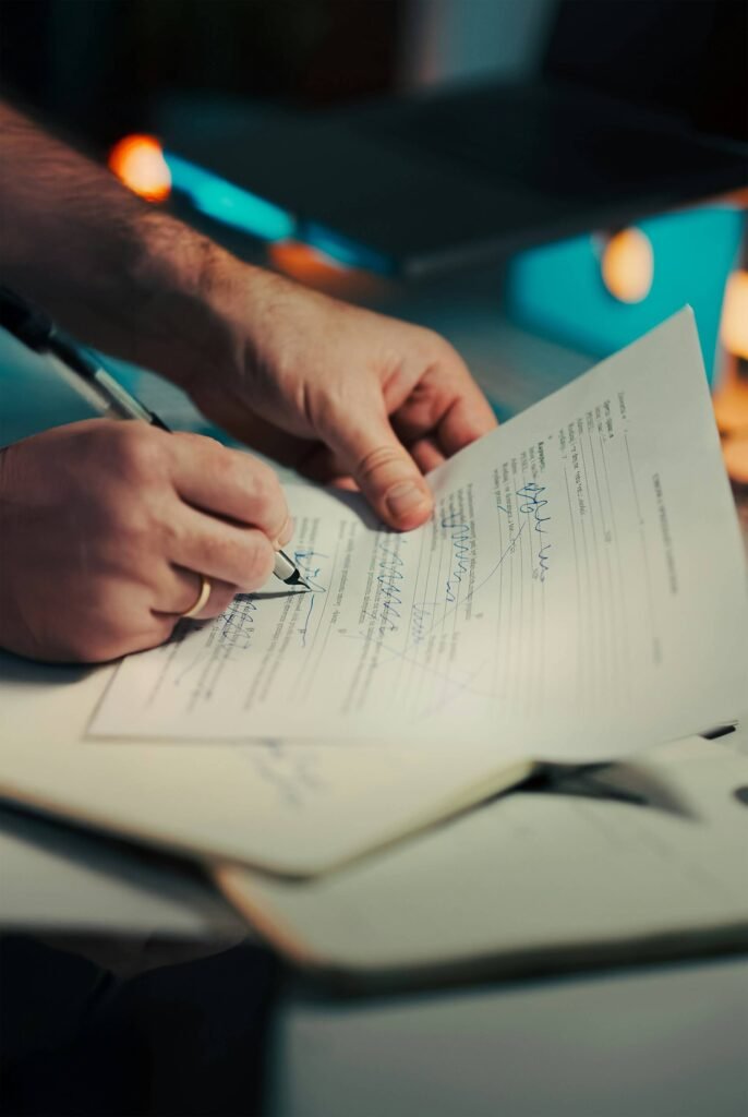 Familiar firmando una petición de habeas como next friend en nombre de detenido por ICE
