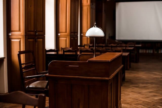 Sala vacía de tribunal federal con el estrado del juez, escenario de una audiencia de habeas corpus